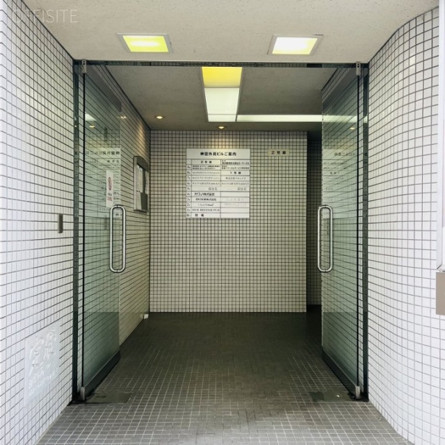 神宮外苑ビル1号館 オフィス出入口