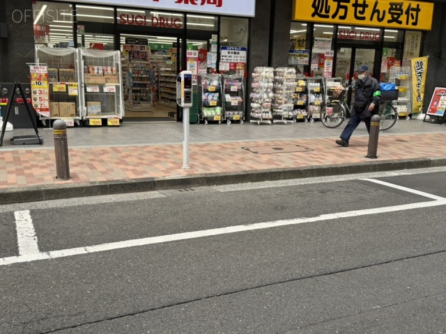 丹波屋ビル 前面に白枠駐車場