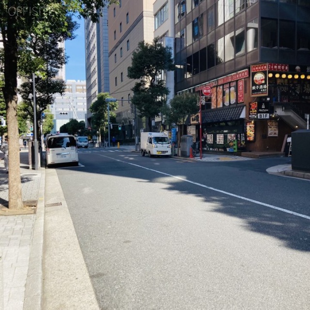 一松ビル 前面道路