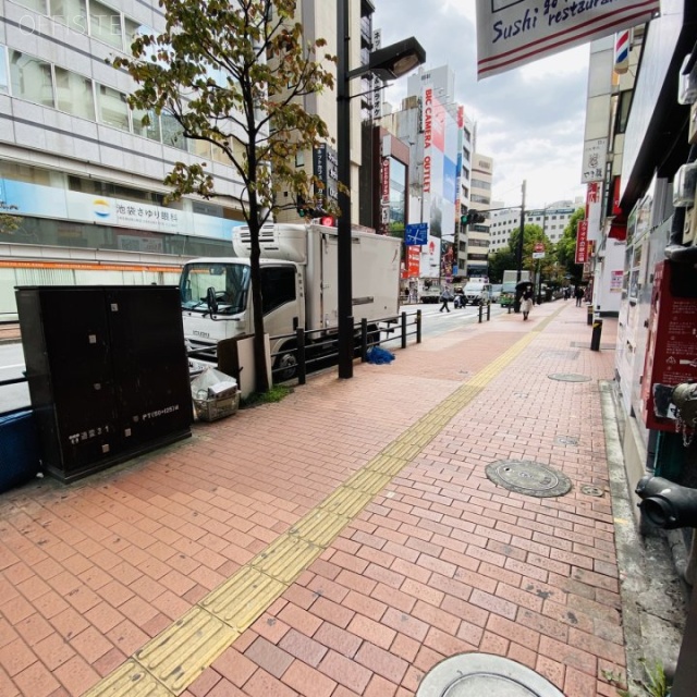 三経33ビル ビル前面道路