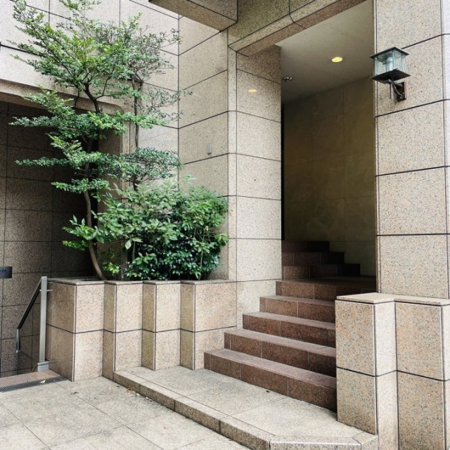 ウスイ紀尾井町ビル オフィスビル出入口