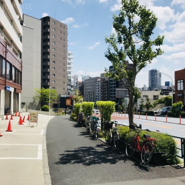 シャトレ市ヶ谷 前面は靖国通り