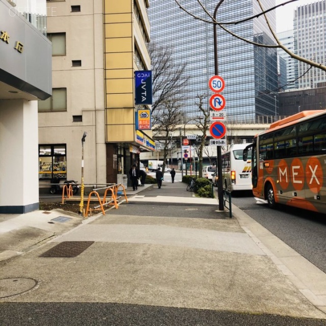 ストークビルヂング本石 ビル前面道路