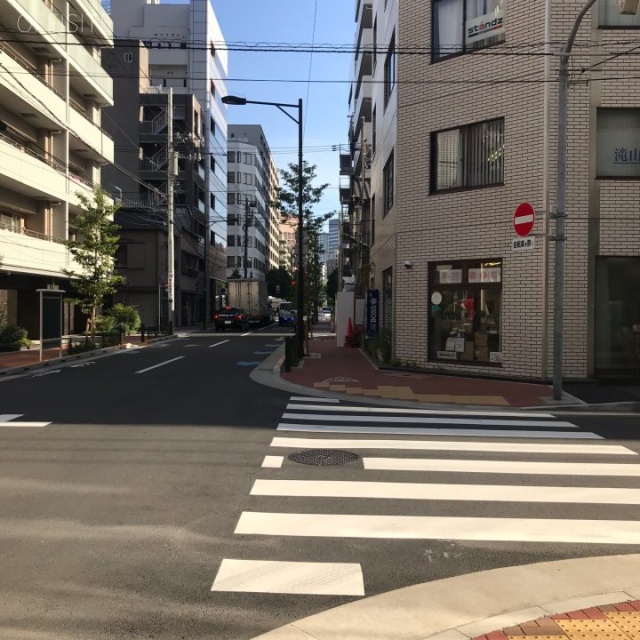 ザ・ロワイヤルビル ビル前面道路