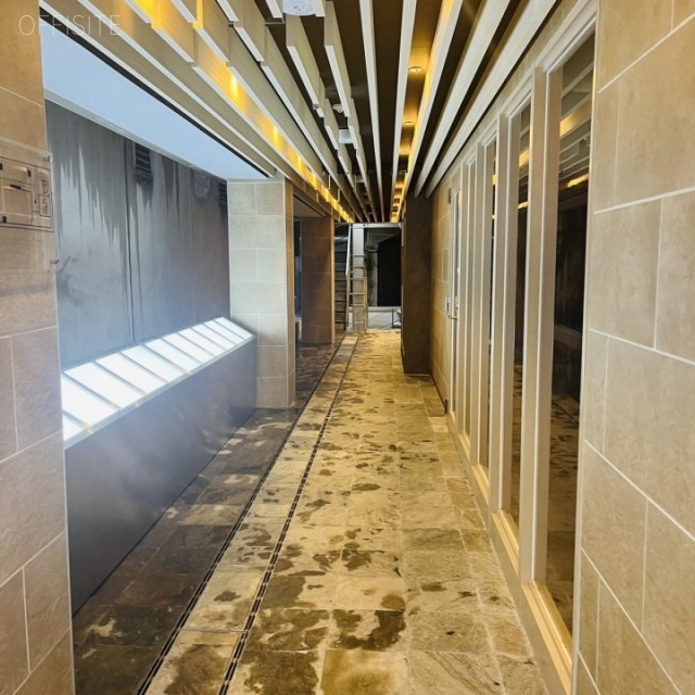 J-Grace新宿 オフィスビル出入口