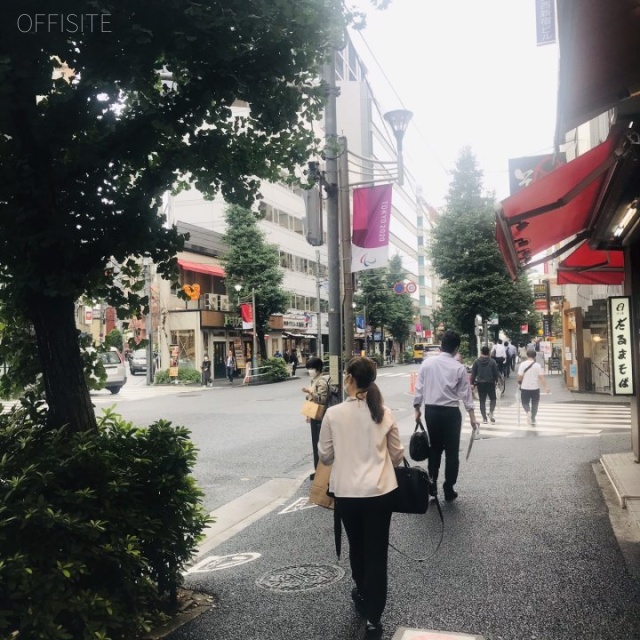 ストーク新宿井岡ビル ビル前面道路