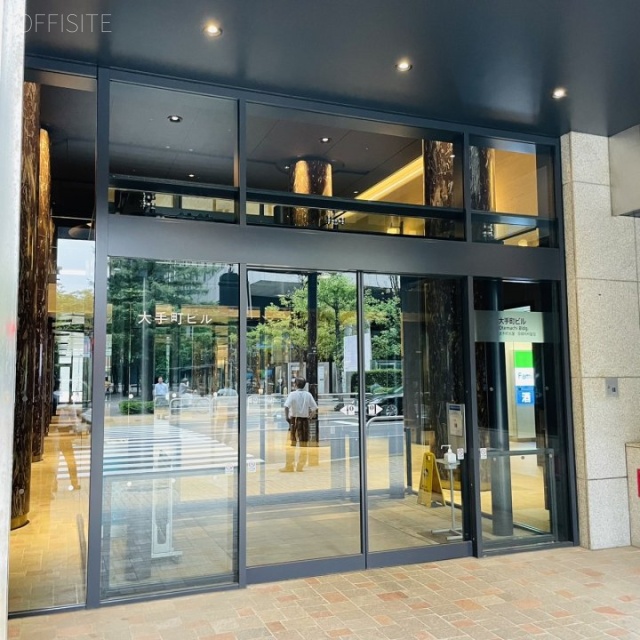 大手町ビル オフィスビル出入口