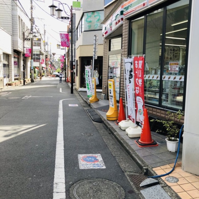 Bespoke Apartmentビル 前面歩道