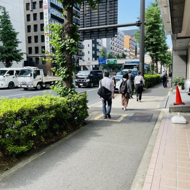 新橋ユタカビル ビル前面道路