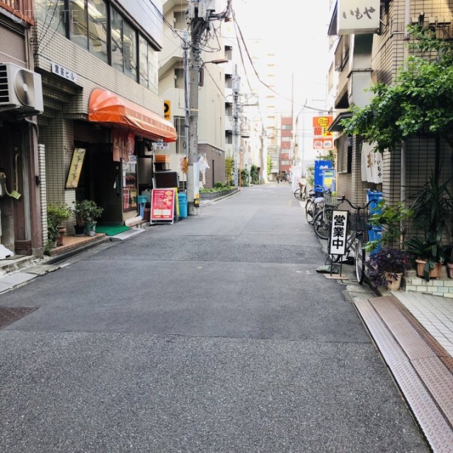 大湯ビル ビル前面道路