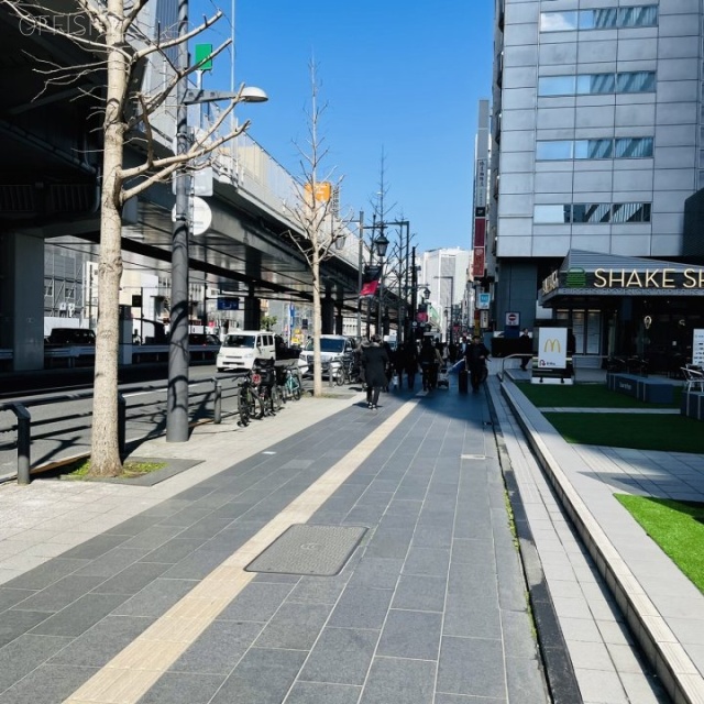 六本木ヒルズノースタワー 前面歩道(前面に六本木通り)