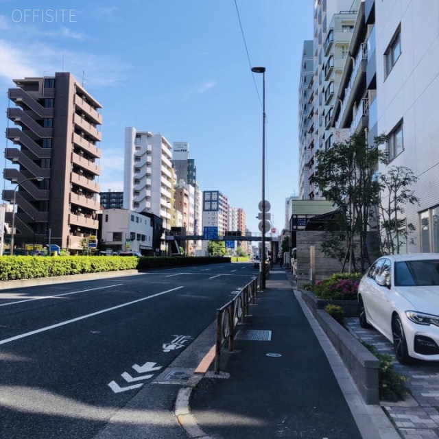 加瀬ビル167 ビル前面道路