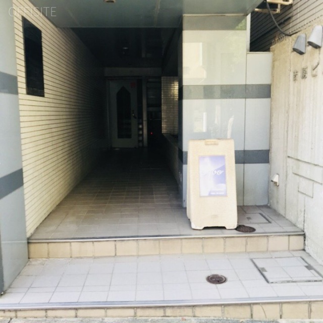 吉房ビル エントランス