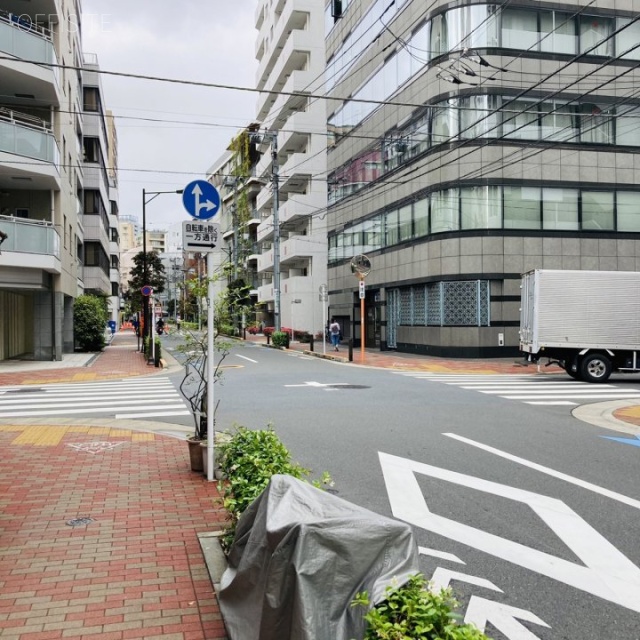 HKビル ビル前面道路