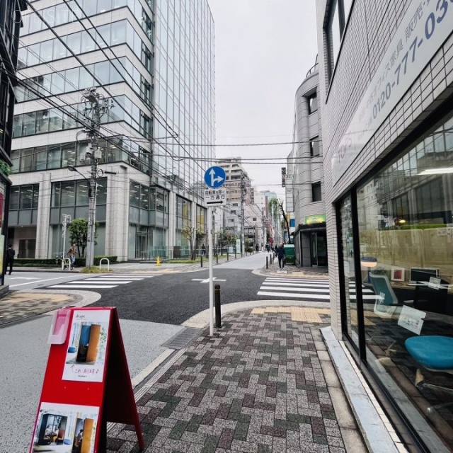 西新橋スタービル 前面道路