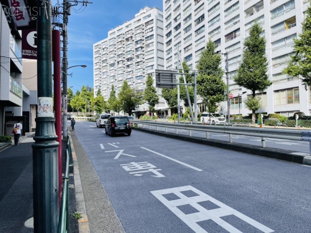 TS.ONE 前面に春日通り