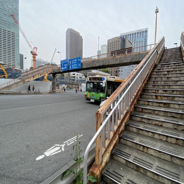 オランダヒルズ森タワー ビル前面道路
