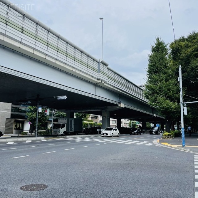 コラム南青山 前面に六本木通り