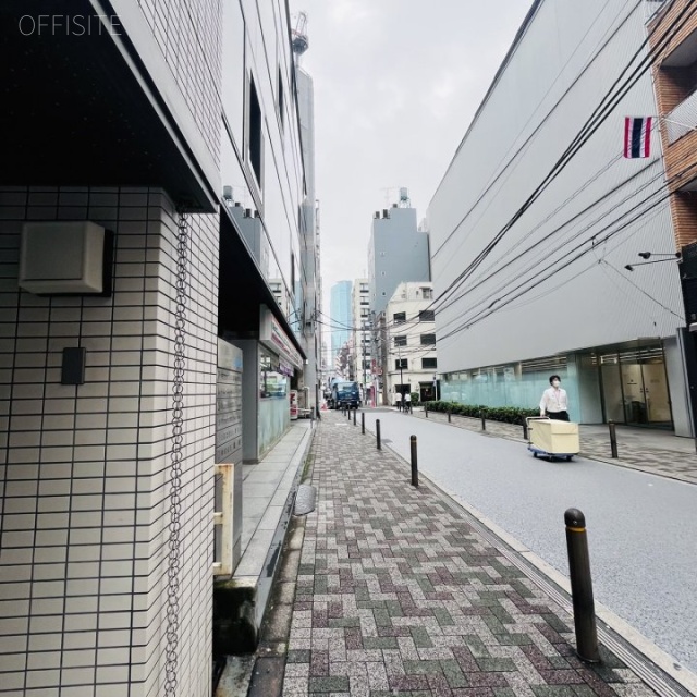 西新橋スタービル 前面道路