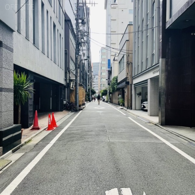 銀ビル 側道