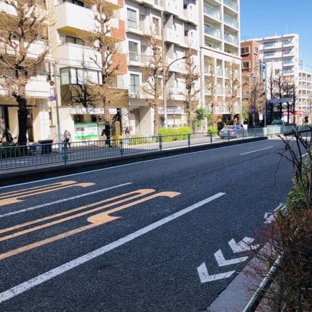 シロービル 前面道路
