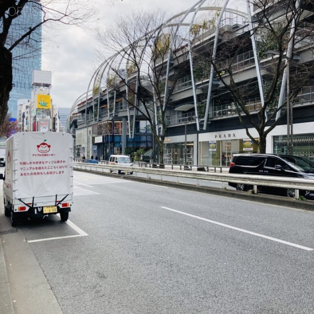 J-6ビル 前面は明治通り