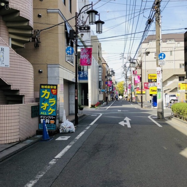 Bespoke Apartmentビル 前面道路