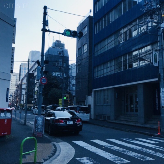 小里ビル ビル前面道路