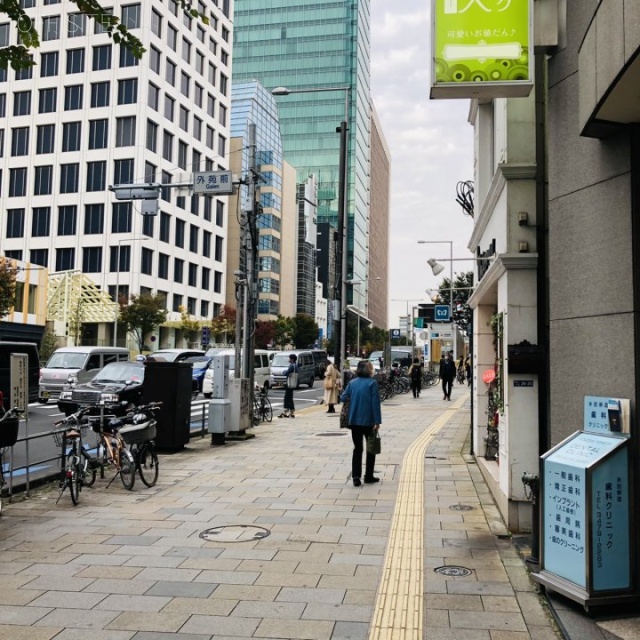 青山KKビル ビル前面道路