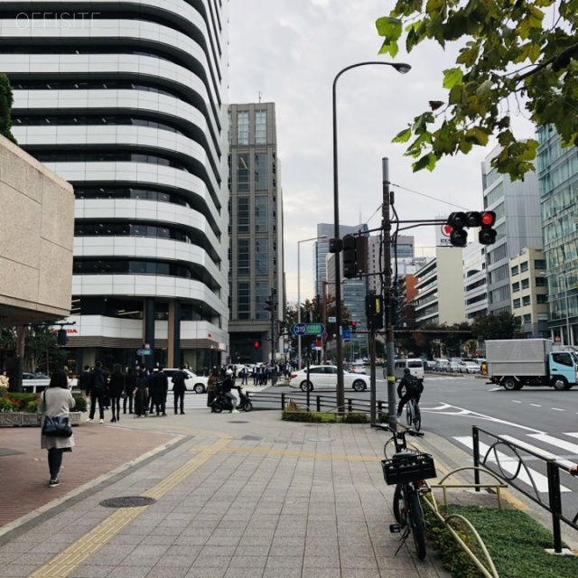 新青山ビル西館 ビル前面道路
