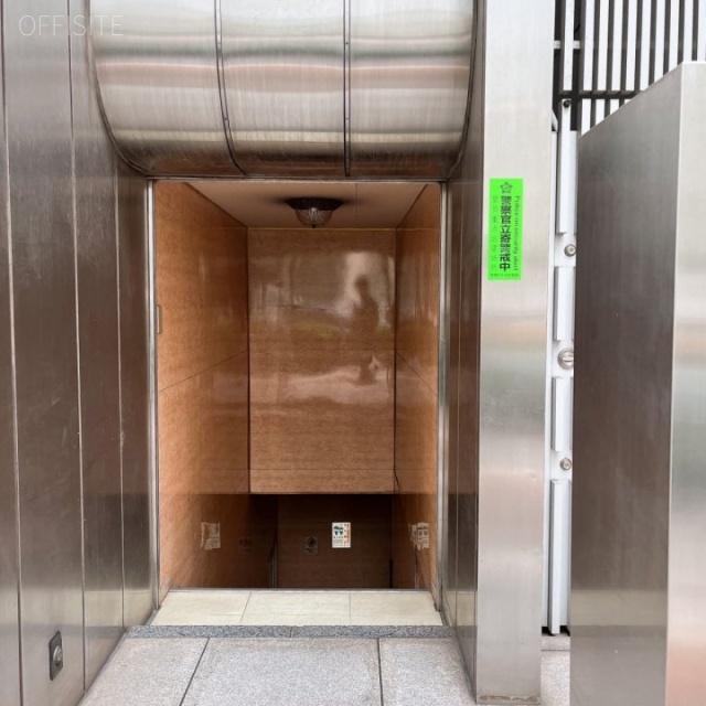 新々会館日本橋ビル 地下店舗出入口