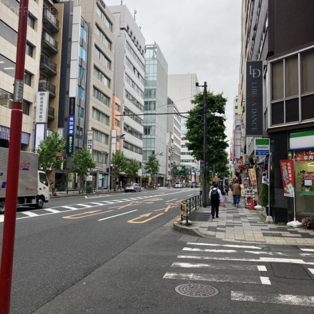 ヒューリック新宿御苑ビル ビル前面道路