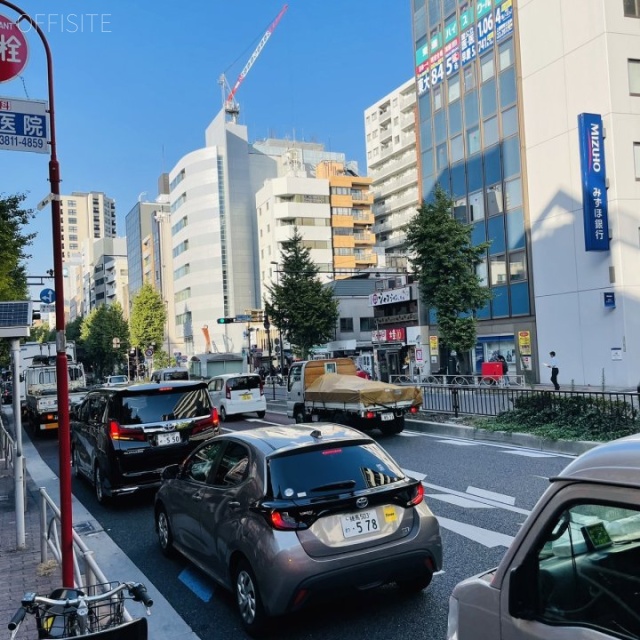 山崎ビル 前面に本郷通り