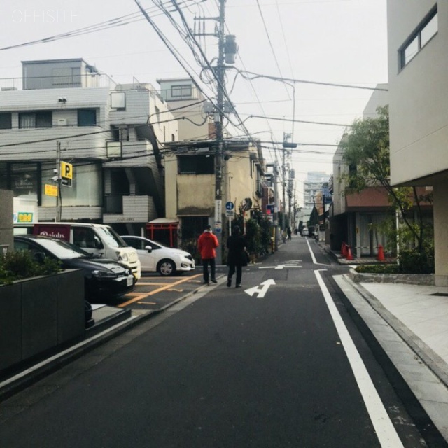 アヌシー青山 ビル前面道路