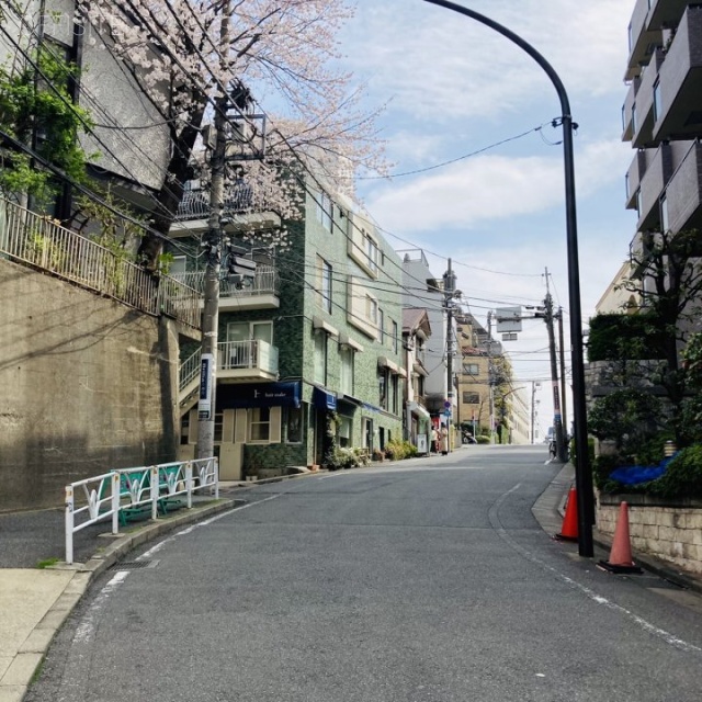 WAVE代官山 ビル前面道路