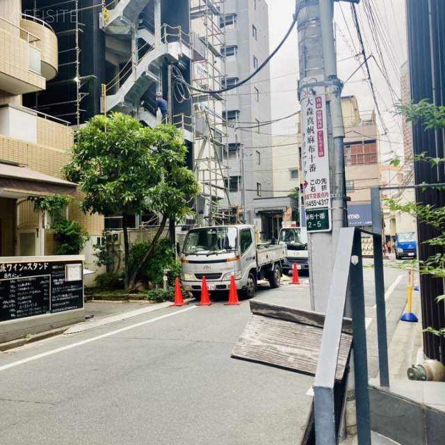 麻布メゾン ビル前面道路
