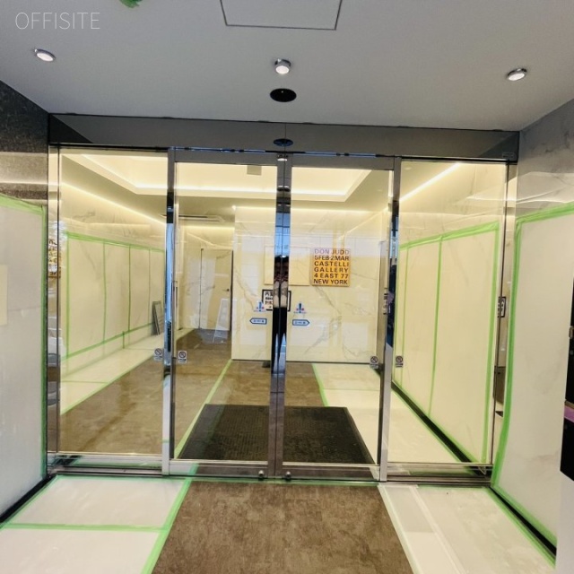 THE CROSS GOTANDA オフィスビル出入口