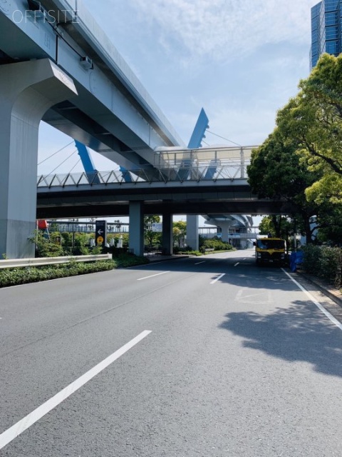 有明セントラルタワー 前面は青海•有明南連絡線