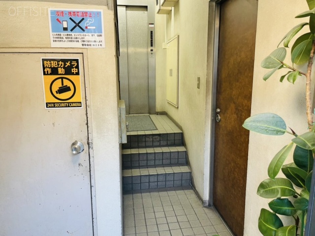 新井ビル エントランス