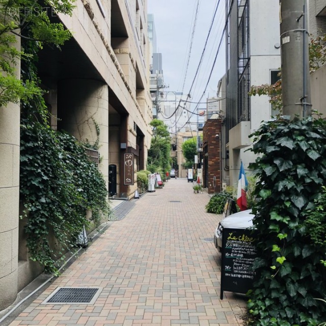 青山深見ビル ビル前面道路