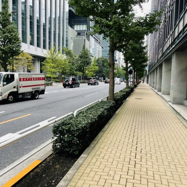 大手町ビル 前面歩道