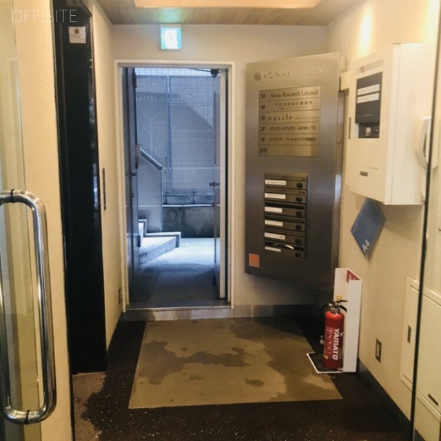 青山アイビスビル エントランス