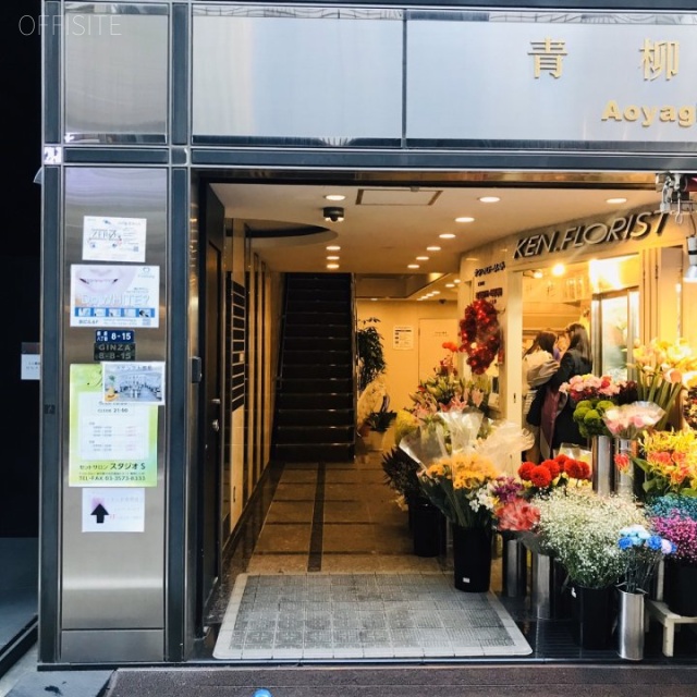 青柳ビル エントランス