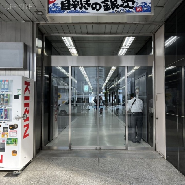 新虎ノ門実業会館(新館) オフィスビル背面出入口