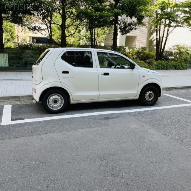 明宏(めいこう)ビル本館 目の前に白枠駐車場