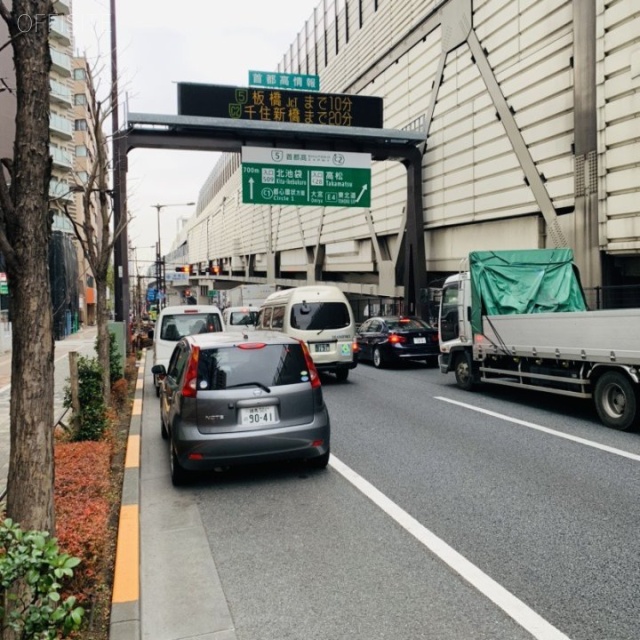 モリタビル西池袋 ビル前面道路