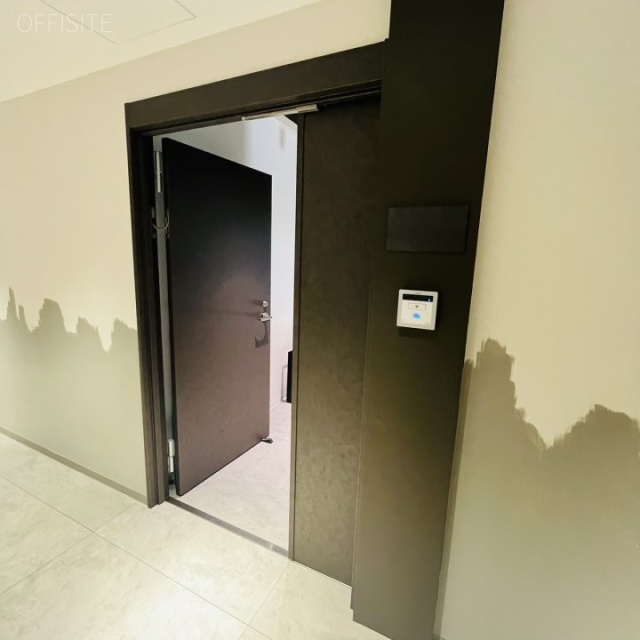 フロンティア代々木 e号室 室内出入口