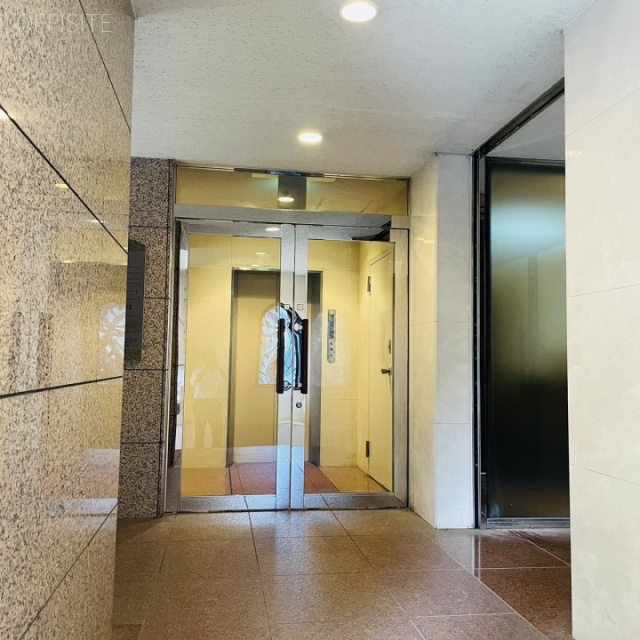 ウスイ紀尾井町ビル エントランス