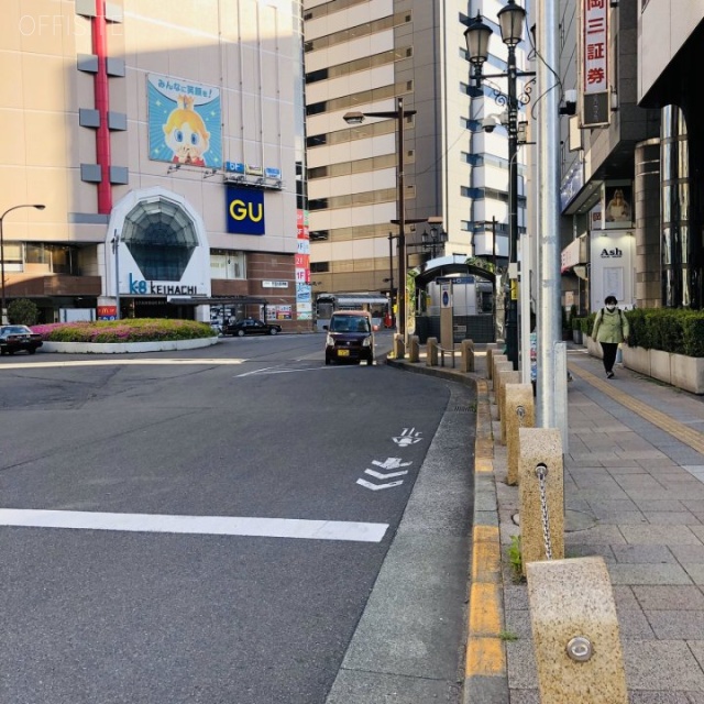 八王子ONビル ビル前面道路