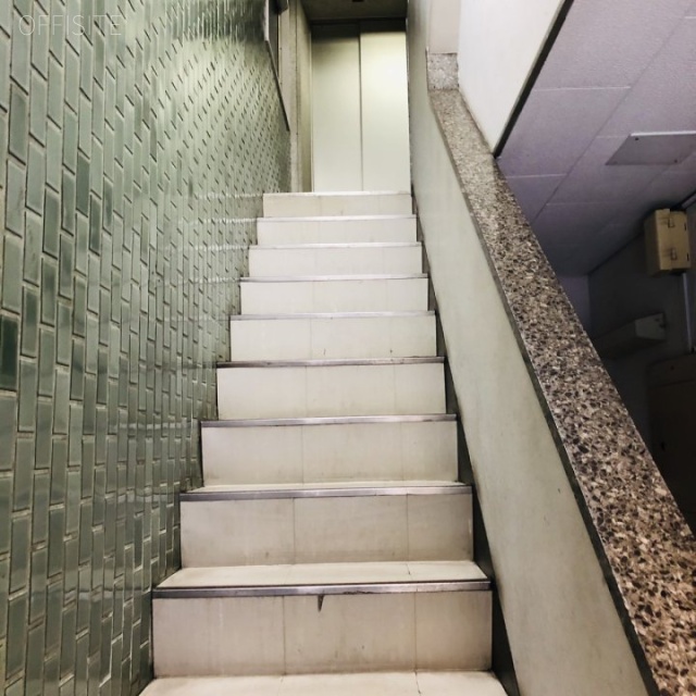 センダビル 階段